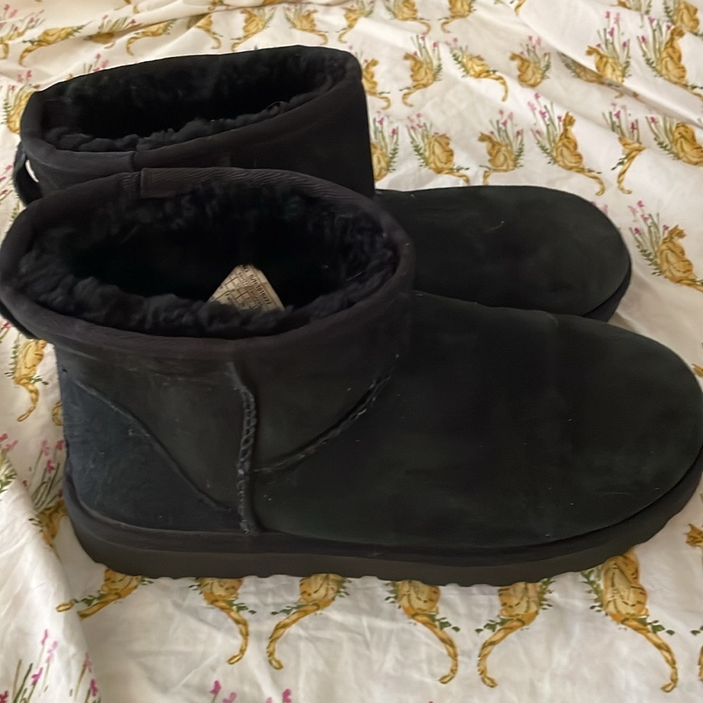 Classic Mini Uggs size 8
